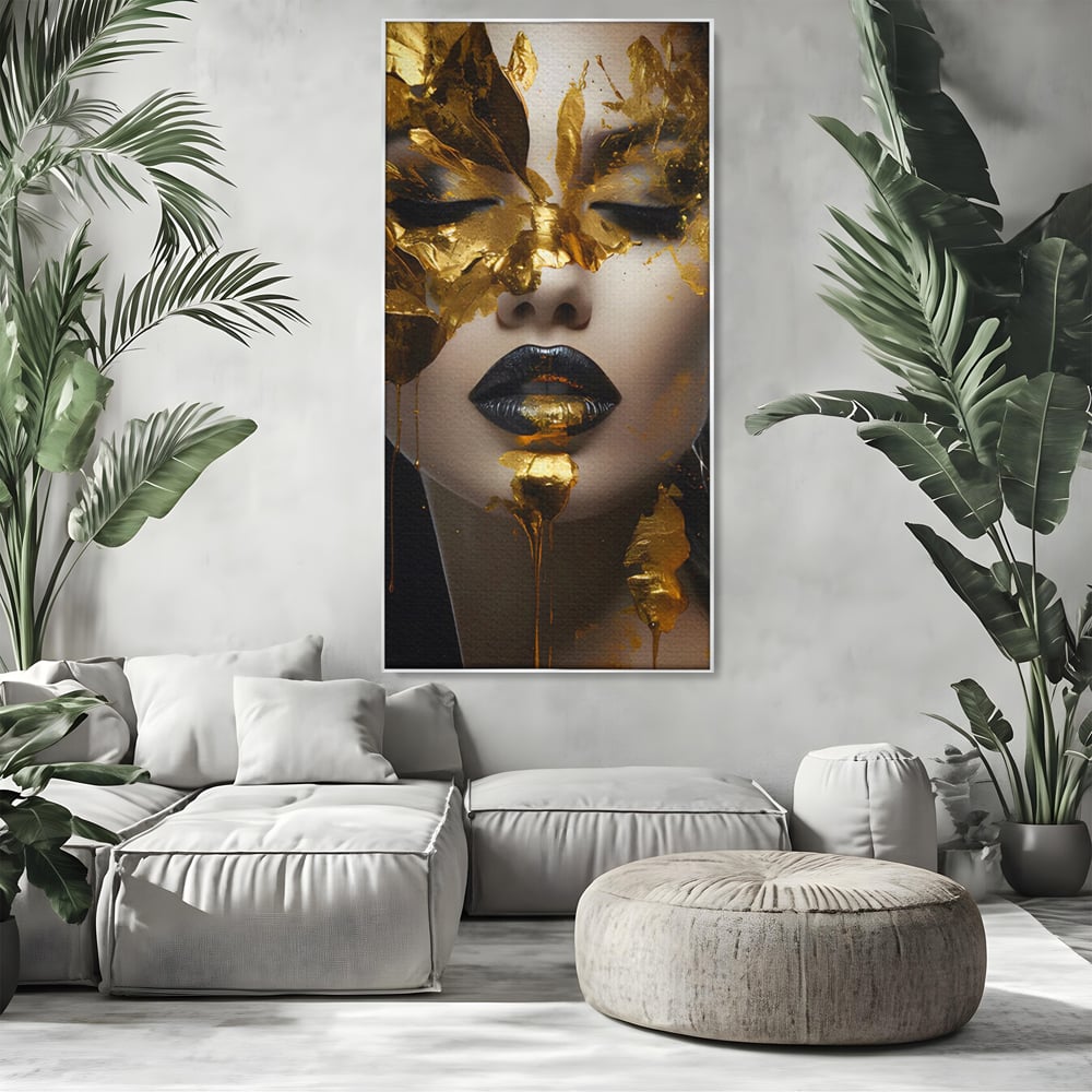 Tablou canvas cu tablou canvas cu portret femeie si foita de aur, in rama de aluminiu argintiu, pe perete intr-un living